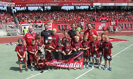 Vor der Kurve im Max-Morlock-Stadion: Die Fahnenkinder der Clubfreunde Trubachtal.