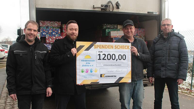 Frank Sperling und Hubert Bergler von Kennametal (v.l.) überreichten Matthias Meixner (2.v.r.) den Scheck. Auch Bürgermeister Bernd Drummer (r.) war beim Beladen des Lkw dabei.Forchheim & Fränkische Schweiz