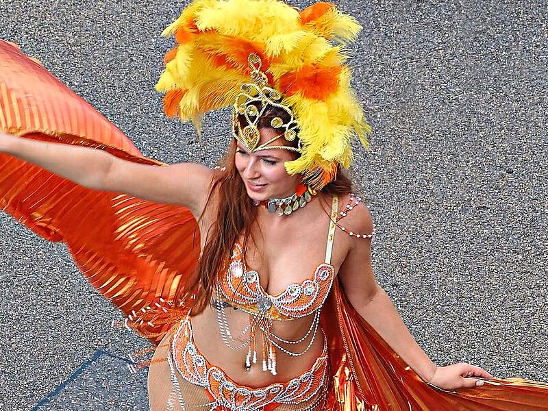 Im Festzug liefen Samba-Tänzerinnen mit. Im Festzug liefen Samba-Tänzerinnen mit.