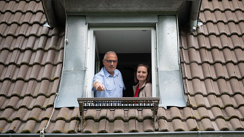 Kreisbrandrat Stefan P&uuml;ls mit Olga Denk vom Kommunalen Hochbau im Landratsamt  schauen aus einem Fenster des Kreisjugendheims.