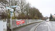Auf dem Gelände einer Gewerbe-Immobilie in der Großheirather Straße in Untersiemau soll eine temporäre Unterkunft für Geflüchtete eingerichtet werden. Die Gemeinde hielt sich auf Anfrage unserer Redaktion sehr bedeckt in Bezug auf den genauen Stan... Auf dem Gelände einer Gewerbe-Immobilie in der Großheirather Straße in Untersiemau soll eine temporäre Unterkunft für Geflüchtete eingerichtet werden. Die Gemeinde hielt sich auf Anfrage unserer Redaktion sehr bedeckt in Bezug auf den genauen Stan...