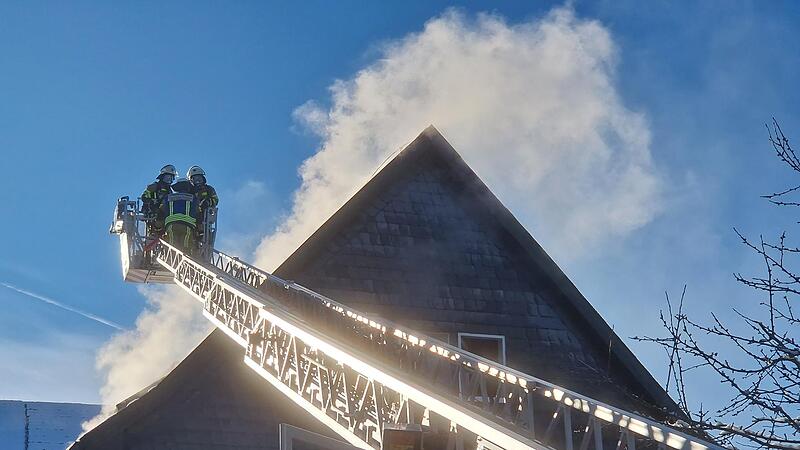 Die Feuerwehrleute gingen auch von einer Drehleiter aus gegen den Brand vor.
