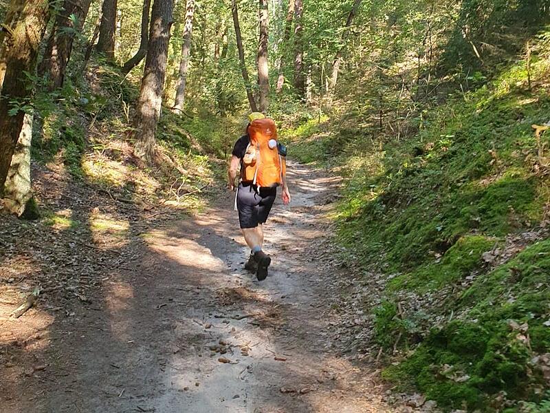 Die Rugendorferinnen unterwegs in der sogenannten Höllenschlucht.2023 Wanderinnen auf dem  Heidschnuckenweg