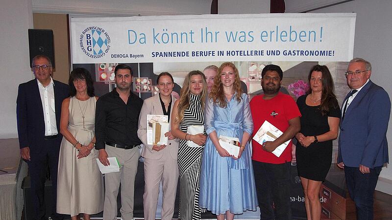 Unser Bild zeigt (von links) Stefan G&ouml;bel (IHK), Claudia Amberger-Berkmann (Dehoga-Bezirk), Elvin Taghiyev, Celine Schimmel, Jannina Maier, Joanna Neisen, Naimul Bhuiyan, Sandra Kaiser (Dehoga-Kreis) und Bezirkstagspr&auml;sident Stefan Funk.