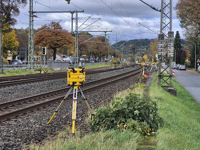 Eine "Rottenwarnanlage" sorgt für Sicherheit bei Gleisbauarbeiten.