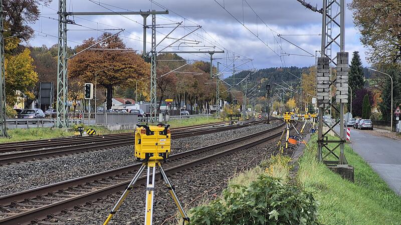 Eine "Rottenwarnanlage" sorgt f&uuml;r Sicherheit bei Gleisbauarbeiten.