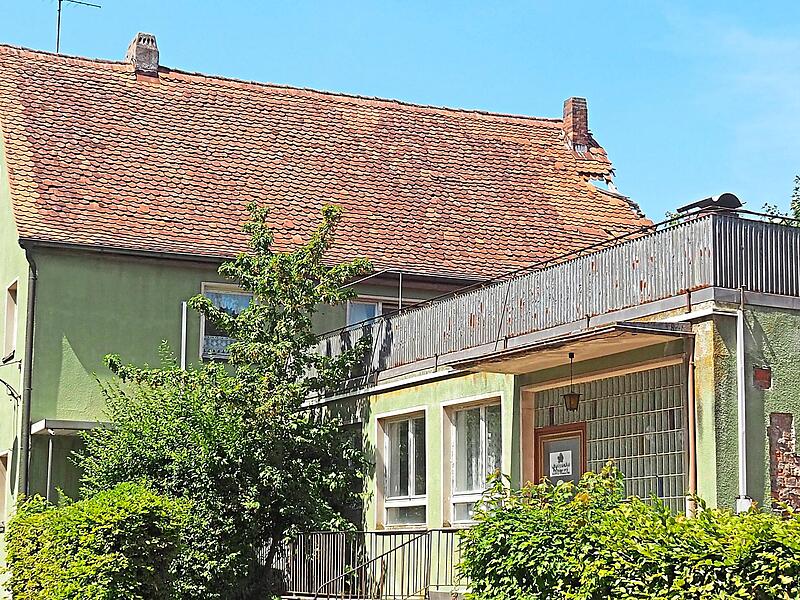 Kein sch&ouml;ner Anblick mehr: der &bdquo;Alte Kindergarten&ldquo; in der Marktstra&szlig;e 3 in Buttenheim.Andrea Sp&ouml;rlein