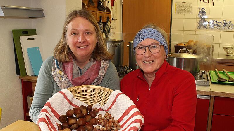 Waln&uuml;sse, Maronen und Haseln&uuml;sse erhoffen sich Heinershof-Chefin Tina Sickm&uuml;ller (links) und Monika Pflaum eines Tages von den neu gepflanzten B&auml;umen.