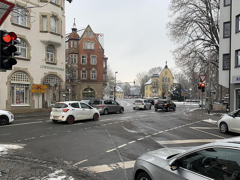 Die „Löwen-Kreuzung“ in Coburg ist für alle Verkehrsteilnehmer kompliziert. Dort, wo die Judengasse die Achse Viktoriastraße/Löwenstraße quert, könnte ein Kreisel die Situation verbessern. Allerdings würde dafür ein Teil der Sauerteig-Anlage (vor ... Die „Löwen-Kreuzung“ in Coburg ist für alle Verkehrsteilnehmer kompliziert. Dort, wo die Judengasse die Achse Viktoriastraße/Löwenstraße quert, könnte ein Kreisel die Situation verbessern. Allerdings würde dafür ein Teil der Sauerteig-Anlage (vor ...