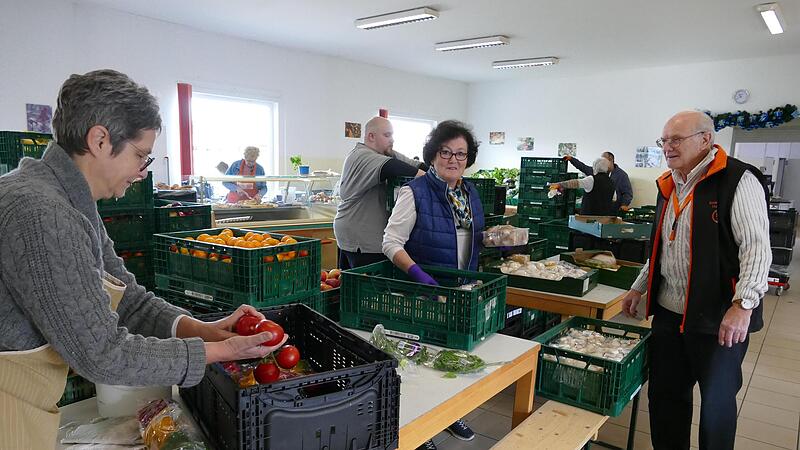 Wilhelm Dorsch (rechts) freut sich &uuml;ber die treuen Helfer, die die Bamberger Tafel am Laufen halten.
