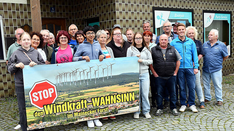 Vertreter der B&uuml;rgerinitiative &bdquo;Stopp den Windkraft-Wahnsinn im Mainecker Forst&ldquo; haben am Donnerstag vor dem Rathaus in Altenkunstadt protestiert.