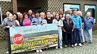 Vertreter der Bürgerinitiative „Stopp den Windkraft-Wahnsinn im Mainecker Forst“ haben am Donnerstag vor dem Rathaus in Altenkunstadt protestiert. Vertreter der Bürgerinitiative „Stopp den Windkraft-Wahnsinn im Mainecker Forst“ haben am Donnerstag vor dem Rathaus in Altenkunstadt protestiert.