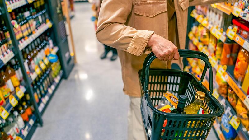 Eine Absenkung der Mehrwertsteuer auf Lebensmittel schl&auml;gt DGB-Chefin Yasmin Fahimi vor.