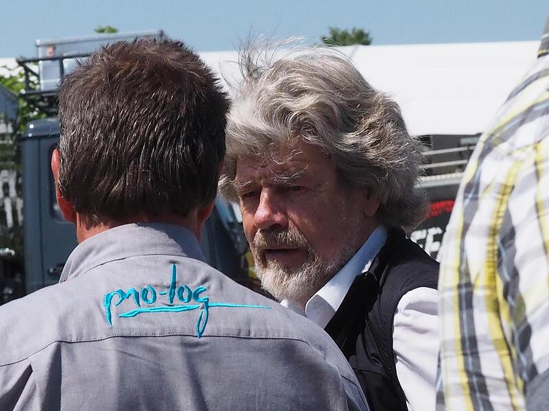Reinhold Messner informierte sich ausf&uuml;hrlich beim Gang &uuml;ber das Messegel&auml;nde der &bdquo;Abenteuer&nbsp;&&nbsp;Allrad&ldquo;.