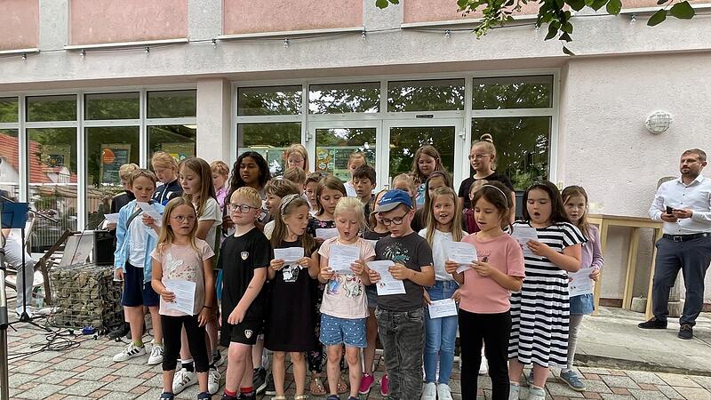 Die Gesangsgruppe der Freiherr-von-Lutz-Grundschule in M&uuml;nnerstadt beeindruckte mit ihrem Lied &bdquo;Es ist normal verschieden zu sein&ldquo;. Die Ramsthaler Kunstwoche geh&ouml;rt inzwischen zur Tradition.