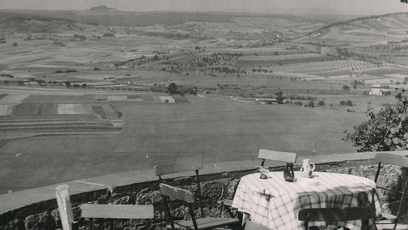 Bis in die 1970er Jahre hatten Besucher vom Gartenlokal aus einen schönen Blick über Saale- und Thulbatal bis zum Büchelberg. Bis in die 1970er Jahre hatten Besucher vom Gartenlokal aus einen schönen Blick über Saale- und Thulbatal bis zum Büchelberg.