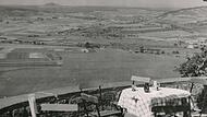 Bis in die 1970er Jahre hatten Besucher vom Gartenlokal aus einen sch&ouml;nen Blick &uuml;ber Saale- und Thulbatal bis zum B&uuml;chelberg.