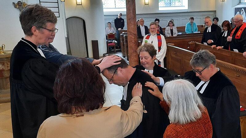 Feierliche Segnung zur Installation von Pfarrer Andreas Baumann in Michelau durch die Dekanin und die Assistentinnen