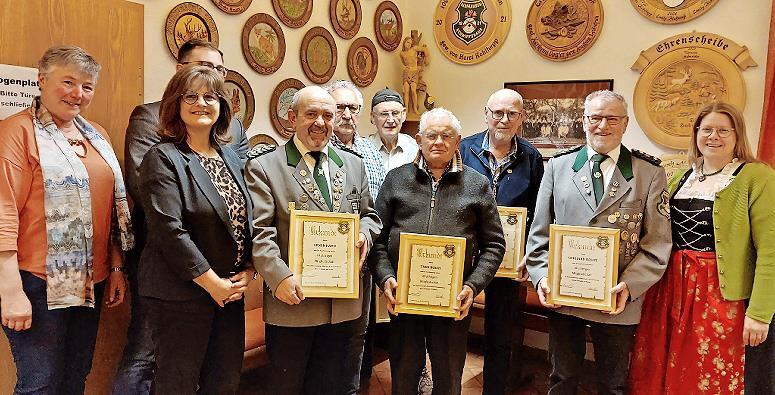Die geehrten Almrauschschützen Neuwirtshaus: (v.l.) Beate Bauer, Tatjana Reith, Bürgermeister Florian Atzmüller, 1. Schützenmeister Armin Hahn, Joachim Schmitt, Erich Reidinger, Theo Busch, Wolfgang Brust, Ehrenschützenmeister Gerhard Brust, 2. Sc...