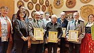 Die geehrten Almrauschschützen Neuwirtshaus: (v.l.) Beate Bauer, Tatjana Reith, Bürgermeister Florian Atzmüller, 1. Schützenmeister Armin Hahn, Joachim Schmitt, Erich Reidinger, Theo Busch, Wolfgang Brust, Ehrenschützenmeister Gerhard Brust, 2. Sc... Die geehrten Almrauschschützen Neuwirtshaus: (v.l.) Beate Bauer, Tatjana Reith, Bürgermeister Florian Atzmüller, 1. Schützenmeister Armin Hahn, Joachim Schmitt, Erich Reidinger, Theo Busch, Wolfgang Brust, Ehrenschützenmeister Gerhard Brust, 2. Sc...