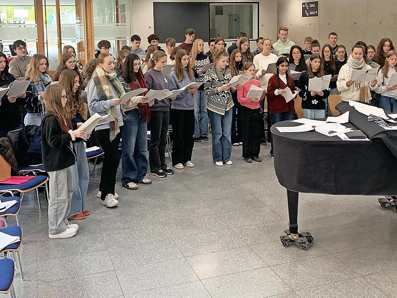 Der Chor lernt das Stück „I will light candles this christmas“ des Norwegers Kim André Arnesen.