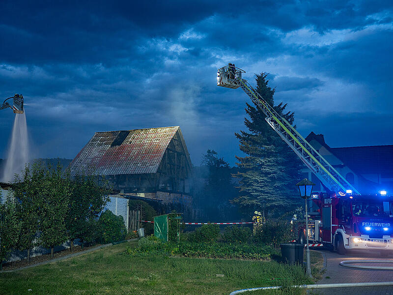 Bad Staffelstein: Scheune geht in Flammen auf - hoher Schaden Bad Staffelstein: Scheune geht in Flammen auf - hoher Schaden
