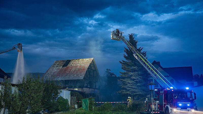 Bad Staffelstein: Scheune geht in Flammen auf - hoher Schaden Bad Staffelstein: Scheune geht in Flammen auf - hoher Schaden