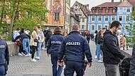 Freitag, kurz nach 20 Uhr, kontrollieren Polizisten die Einhaltung der Infektionsschutzmaßnahmen auf der Unteren Brücke in Bamberg.