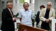 Klaus Peter Söllner (links)  würdige die Arbeit von Georg Köstner (Mitte).