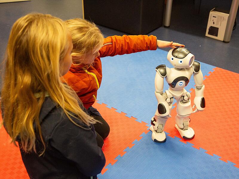 Mit einem humanoiden Roboter sprechen? Bei der Langen Nacht der Wissenschaften ist das möglich.