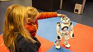 Mit einem humanoiden Roboter sprechen? Bei der Langen Nacht der Wissenschaften ist das möglich.