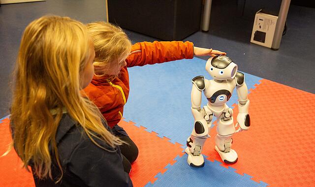 Mit einem humanoiden Roboter sprechen? Bei der Langen Nacht der Wissenschaften ist das möglich.