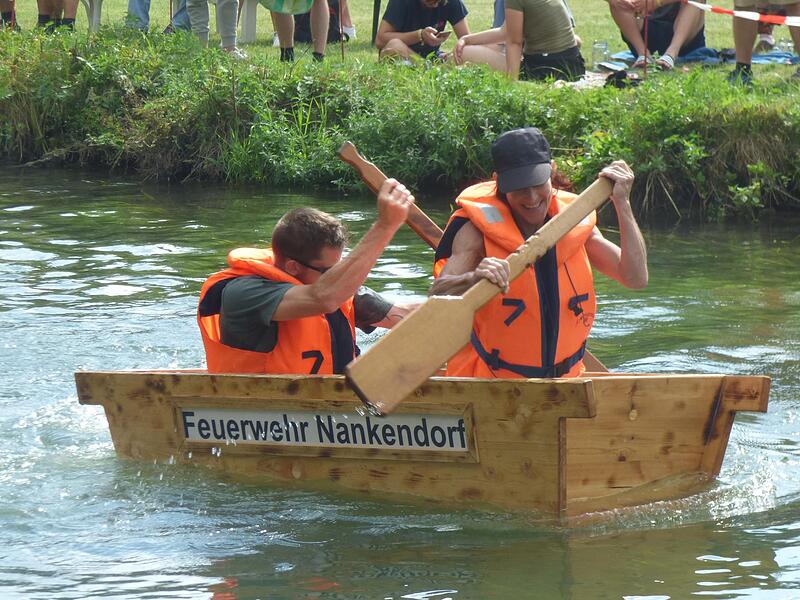Die Nankendorfer Feuerwehr paddelt, was das Zeug hält.Forchheim & Fränkische Schweiz