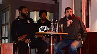 Beim Fantalk, moderiert von Brose-Mediendirektor Thorsten Vogt (rechts) , zeigten sich die beiden amerikanischen Aufbauspieler Amir Bell (links) und Patrick Miller allen Fragen aufgeschlossen.