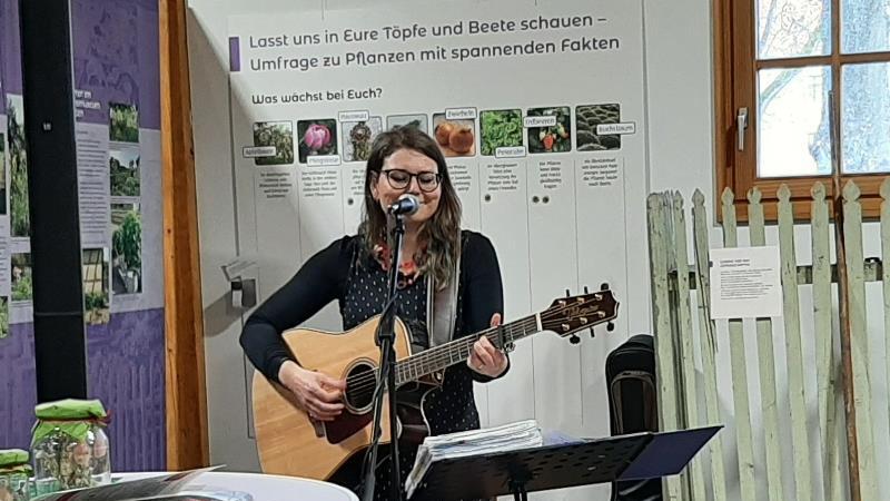 Sängerin Nele Anders sorgte für eine musikalische Untermalung der Veranstaltung.