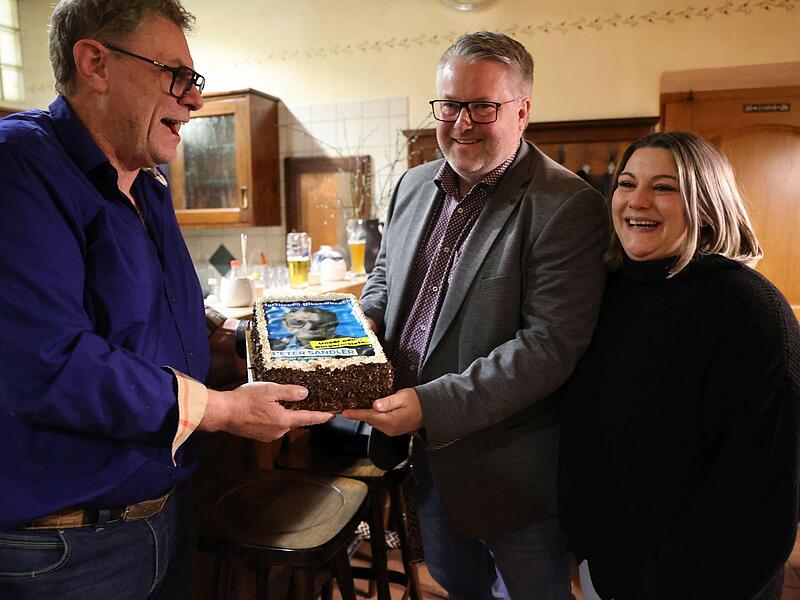 Eine Torte f&uuml;r Peter Sandler-Schiffauer von Madeleine Dumler,  und auch Nachbarb&uuml;rgermeister Marc Benker aus Marktschorgast gratulierte von Herzen.