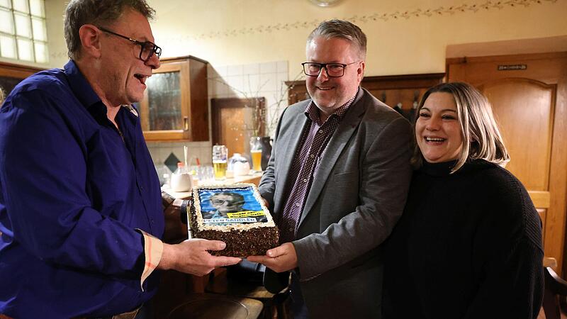 Eine Torte f&uuml;r Peter Sandler-Schiffauer von Madeleine Dumler,  und auch Nachbarb&uuml;rgermeister Marc Benker aus Marktschorgast gratulierte von Herzen.