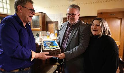 Eine Torte f&uuml;r Peter Sandler-Schiffauer von Madeleine Dumler,  und auch Nachbarb&uuml;rgermeister Marc Benker aus Marktschorgast gratulierte von Herzen.