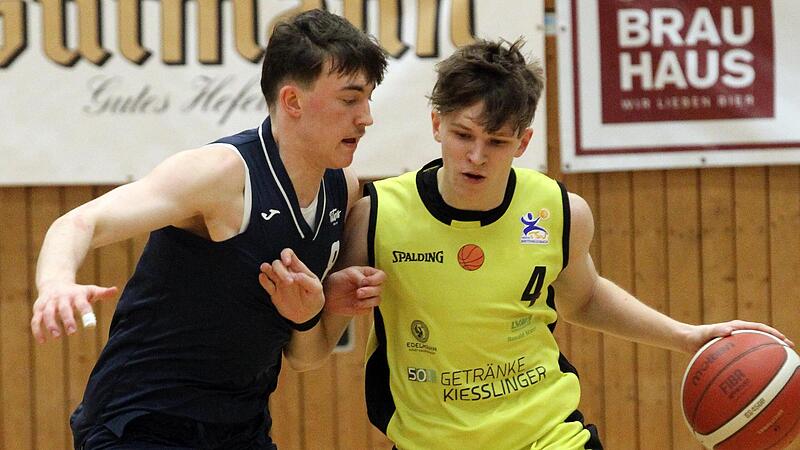 Der Breiteng&uuml;&szlig;bacher Noah Stephan (rechts) wird vom Dresdner  Linus Breisemeister attackiert.,