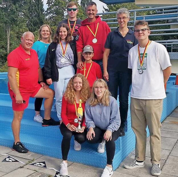 Die erfolgreichen K&uuml;pser Rettungsschwimmer mit ihren Betreuern und Kampfrichtern nach der Siegerehrung