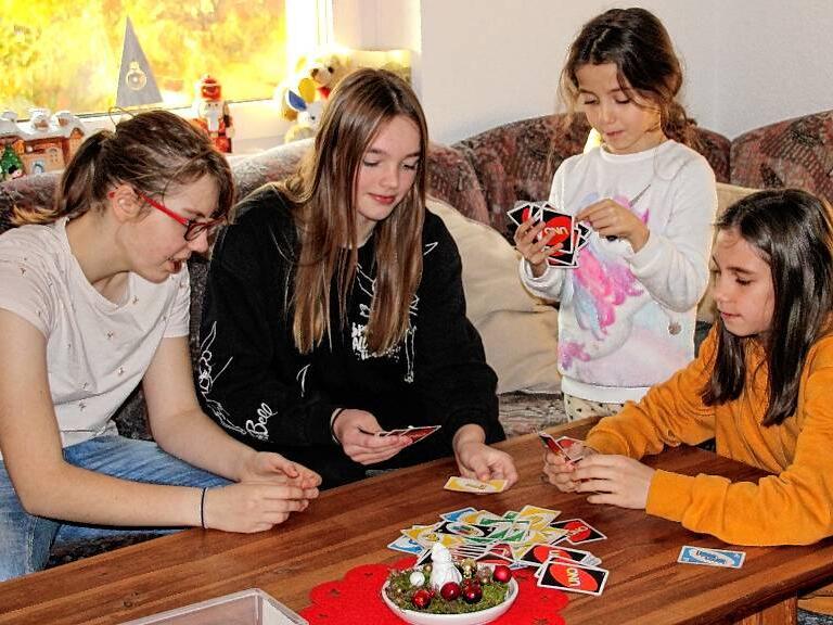 Jeder hat sein eigenes Zimmer, aber es wird auch viel Zeit gemeinsam verbracht, zum Beispiel wenn Laura, Leonora und Zoe mit der sechsjährigen Sofia Uno spielen.