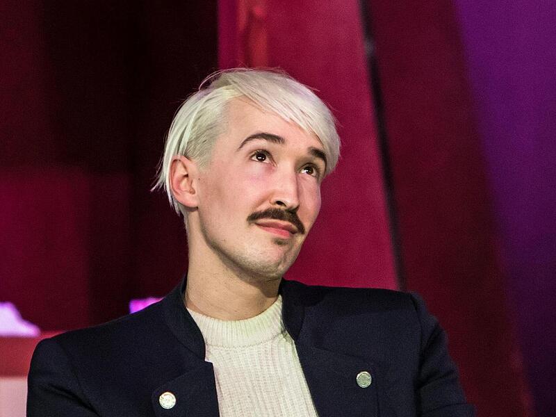 In Rekordzeit hatte es Neil Barry Moss bis an die Spitze des Landestheaters Coburg geschafft. Doch bereits zwei Jahre nach seiner Ernennung zum Intendanten ist er diesen Posten jetzt auch schon wieder los.