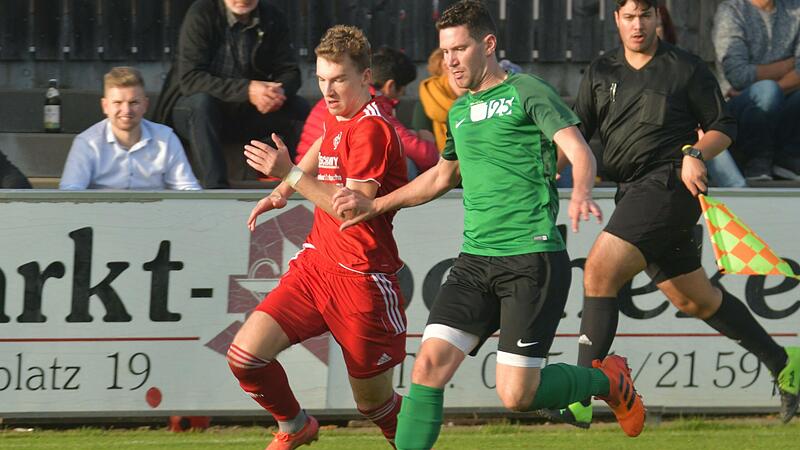 Setzen die Lichtenfelser um Adrian Brehm (links) ihren Lauf im Reservenduell mit dem SV Friesen fort? Die FCL-&bdquo;Zweite&ldquo; ist seit dem Hinspiel, das mit 1:0 an die Friesener ging, ungeschlagen. Der TSV Neukenroth mit Lukas W&auml;cker (rechts) will die Tabellenf&uuml;hrung im schwierigen Ausw&auml;rtsspiel bei der DJK-SV Neufang verteidigen.