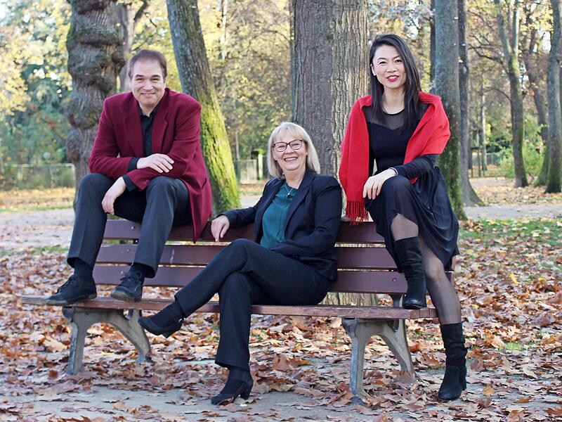 Xiao Liu (Sopran, r.), Marina Palmer (Klavier) und Rainer Denk (Sprecher) pr&auml;sentieren ein facettenreiches Programm, das europ&auml;ische Romantik, j&uuml;dische Klangwelten, Moderne, Jazz und Broadway miteinander verbindet.