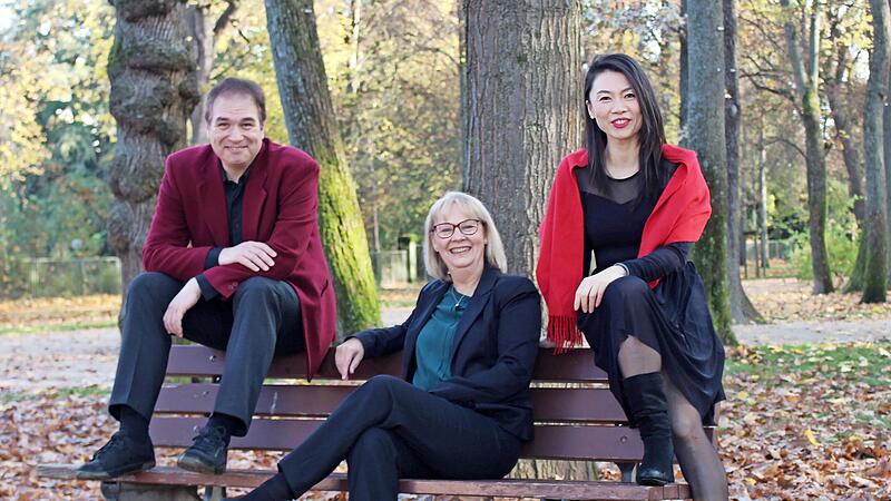Xiao Liu (Sopran, r.), Marina Palmer (Klavier) und Rainer Denk (Sprecher) präsentieren ein facettenreiches Programm, das europäische Romantik, jüdische Klangwelten, Moderne, Jazz und Broadway miteinander verbindet. Xiao Liu (Sopran, r.), Marina Palmer (Klavier) und Rainer Denk (Sprecher) präsentieren ein facettenreiches Programm, das europäische Romantik, jüdische Klangwelten, Moderne, Jazz und Broadway miteinander verbindet.