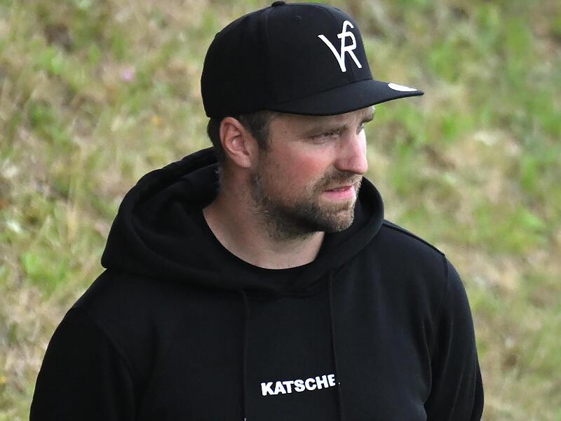 Der Katschenreuther Sebastian Wirth musste sich nach einer Gelb-Roten Karte den Rest der Schlappe von der Waischenfelder Tribüne aus ansehen.