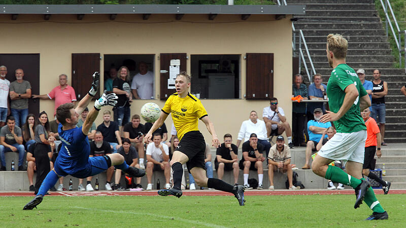 Im Hinspiel unterlag der TSV Breitengüßbach um Christopher Sowinski (gelbes Trikot) dem SC Kemmern mit Torwart Pascal Motschenbacher mit 2:3.