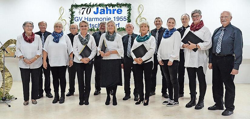 Der Gesangverein „Harmonie“ Förtschendorf beim Jubiläumsfest zum 70-jährigen Bestehen. Der 88-jährige Ehrendirigent, Reinhard Wenig, dirigierte den Gemeinschaftschor zu „Viva la musica“.