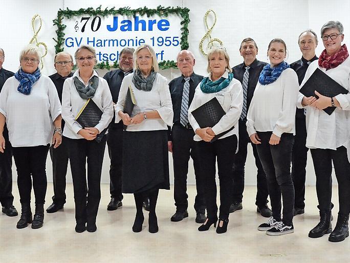 Der Gesangverein „Harmonie“ Förtschendorf beim Jubiläumsfest zum 70-jährigen Bestehen. Der 88-jährige Ehrendirigent, Reinhard Wenig, dirigierte den Gemeinschaftschor zu „Viva la musica“.