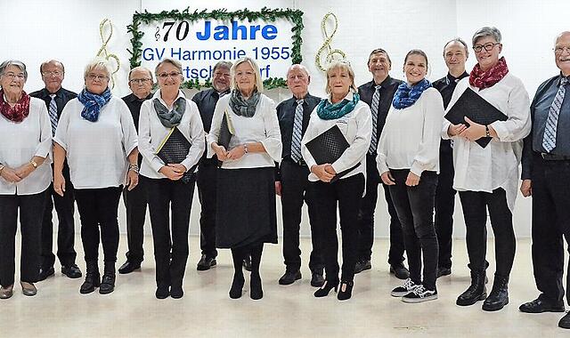 Der Gesangverein „Harmonie“ Förtschendorf beim Jubiläumsfest zum 70-jährigen Bestehen. Der 88-jährige Ehrendirigent, Reinhard Wenig, dirigierte den Gemeinschaftschor zu „Viva la musica“.
